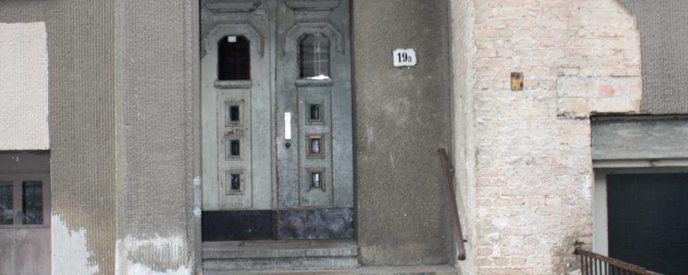 Eingang 19 A mit historischem Hausnummernschild